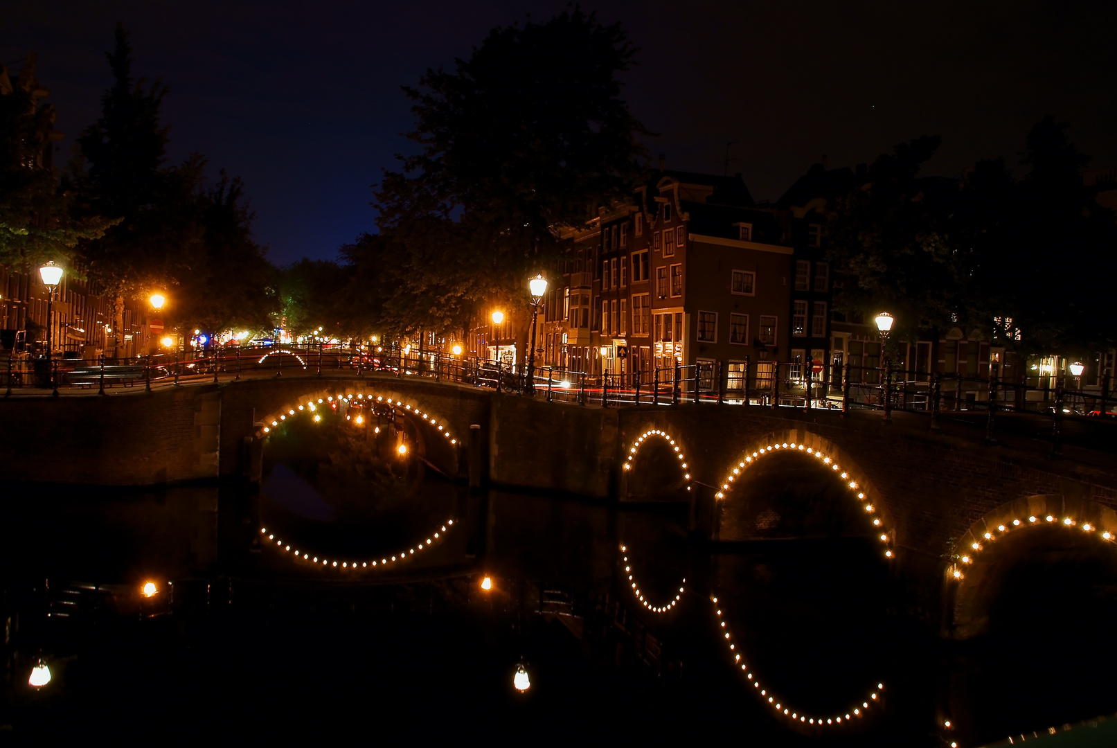 Beleuchtete Brücken in Amsterdam bei Nacht