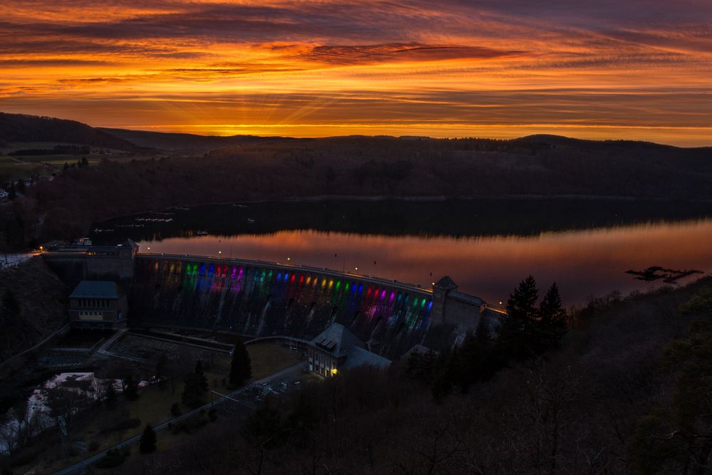 Beleuchtete Edertalsperre bei Sonnenuntergang