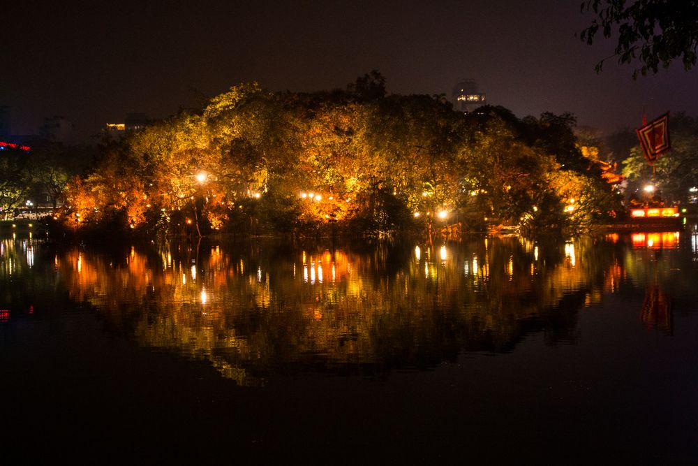 beleuchtete Insel im Hoan Kiem See Hanoi