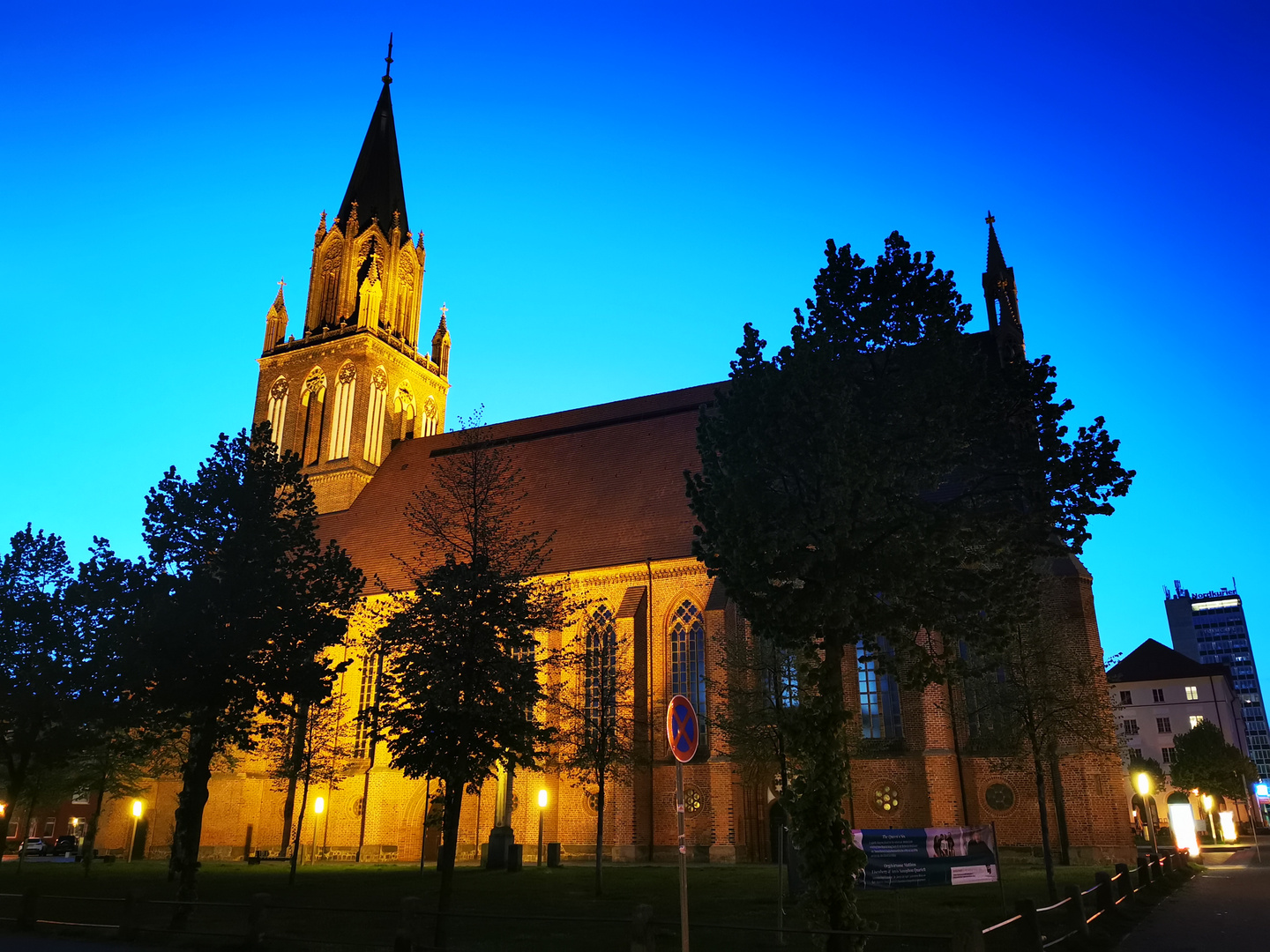 Beleuchtete Kirche 