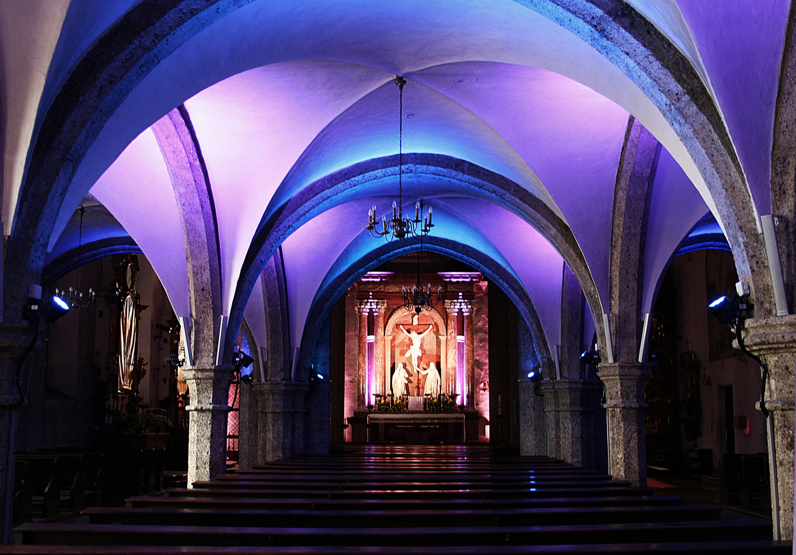 beleuchtete Kirche in Salzburg