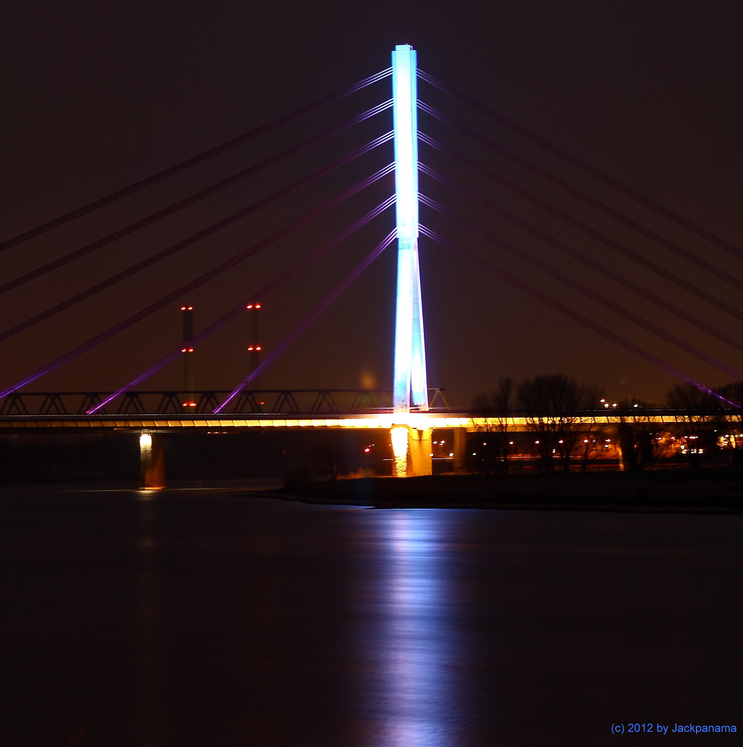 Beleuchtete Niederrheinbrücke in Wesel (1)