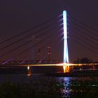 Beleuchtete Niederrheinbrücke in Wesel