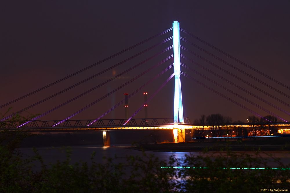 Beleuchtete Niederrheinbrücke in Wesel