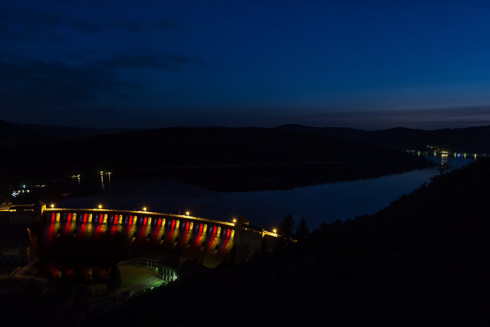 Beleuchtete Sperrmauer am Edersee