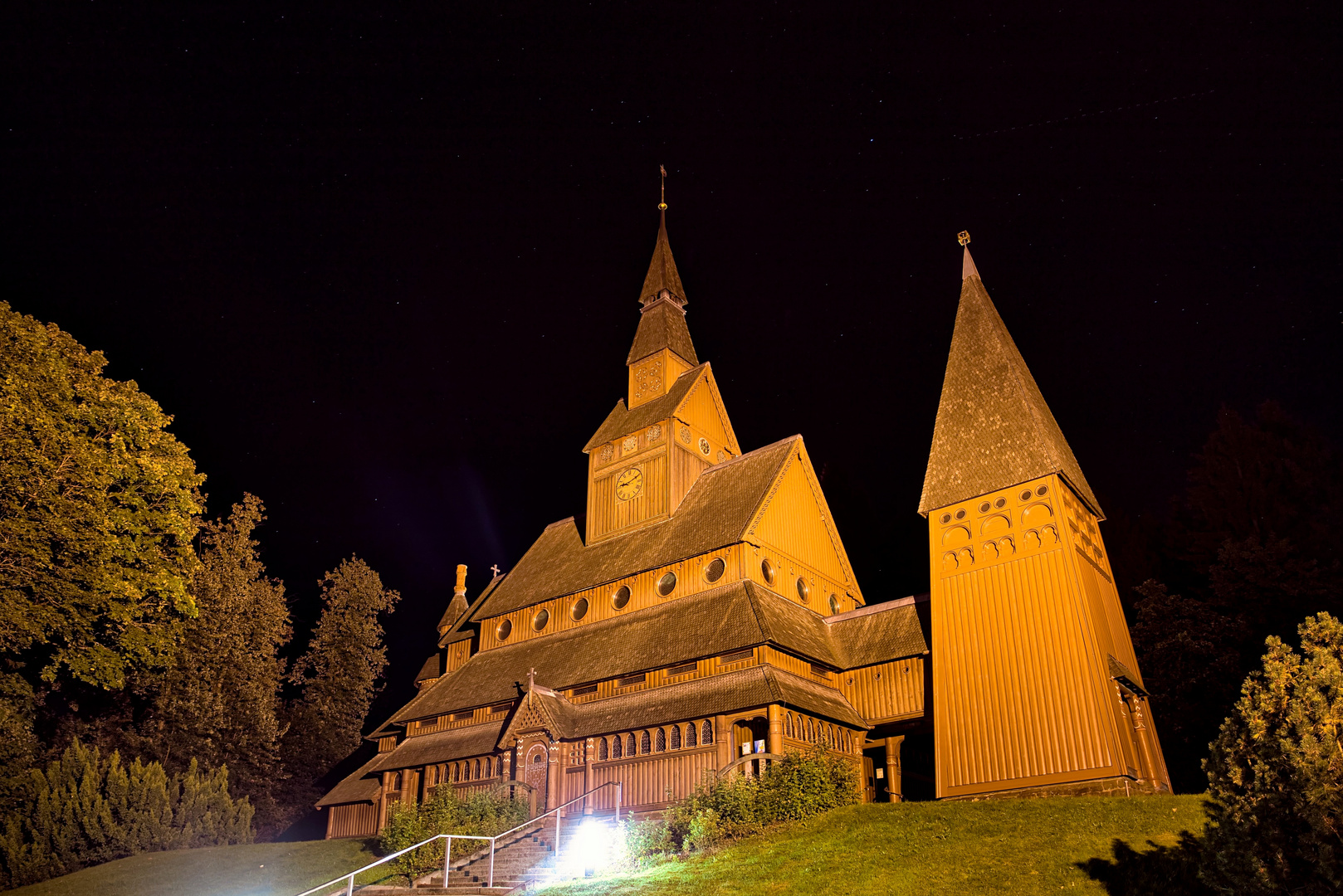 Beleuchtete Stabkirche von Hahnenklee-Bockswiese.