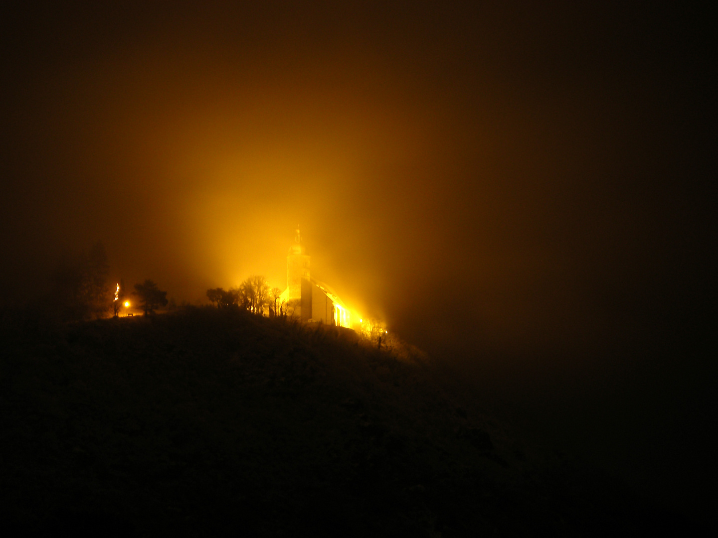 Beleuchtete Wallfahrtskirche im Nebel