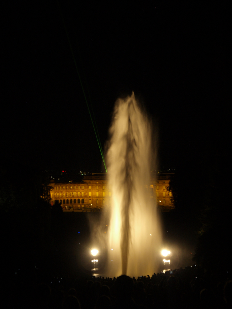 Beleuchtete Wasserfontaine vor dem Schloss Wilhelmshoehe