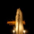 Beleuchtete Wasserfontaine vor dem Schloss Wilhelmshoehe
