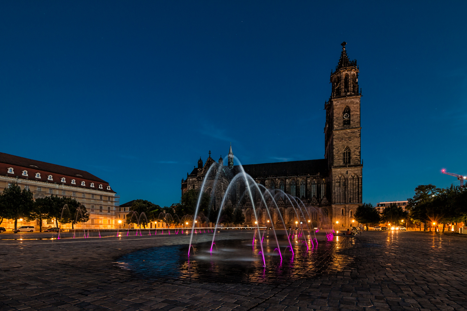 Beleuchtete Wasserspiele auf dem Domplatz