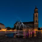 Beleuchtete Wasserspiele auf dem Domplatz