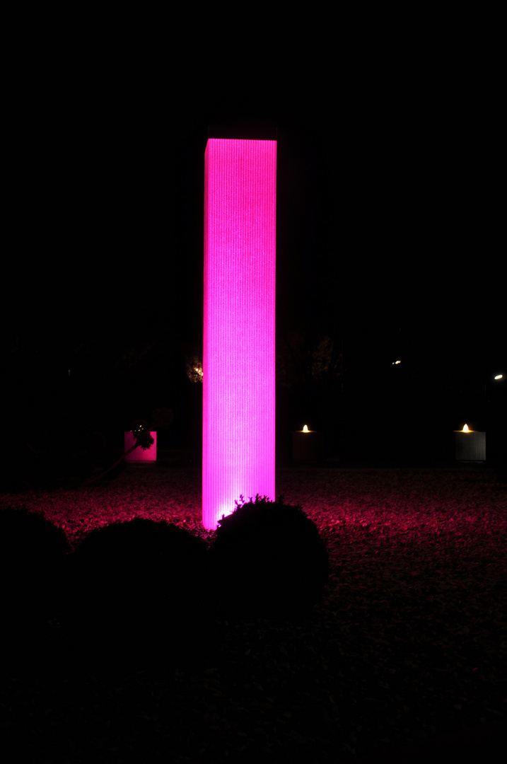 Beleuchteter Brunnen bei Nacht