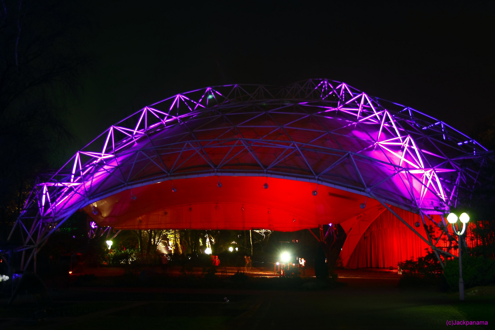 Beleuchteter Konzertpavillon - Parkleuchten in der Gruga