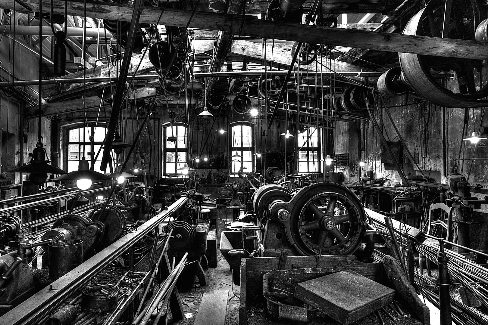 Beleuchteter Maschinensaal Foto & Bild | spezial, monochrome