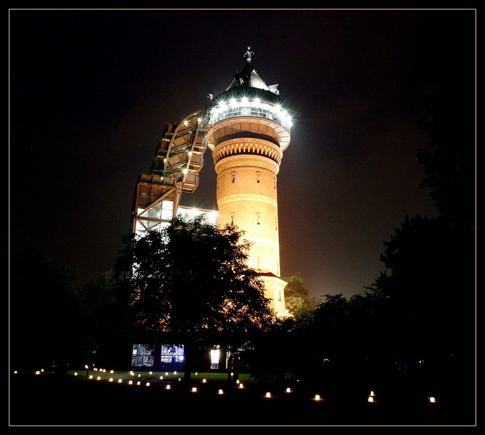 beleuchteter Wasserturm in Mülheim...