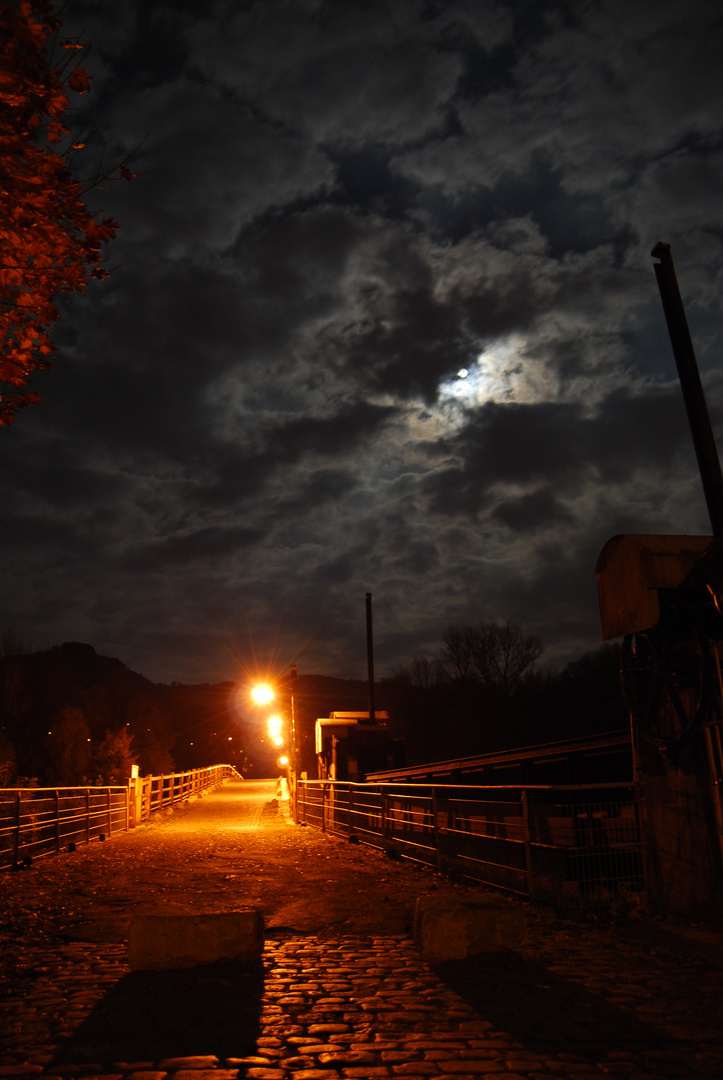 Beleuchteter Weg von Strassenlampen und Mond