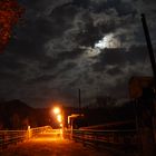 Beleuchteter Weg von Strassenlampen und Mond