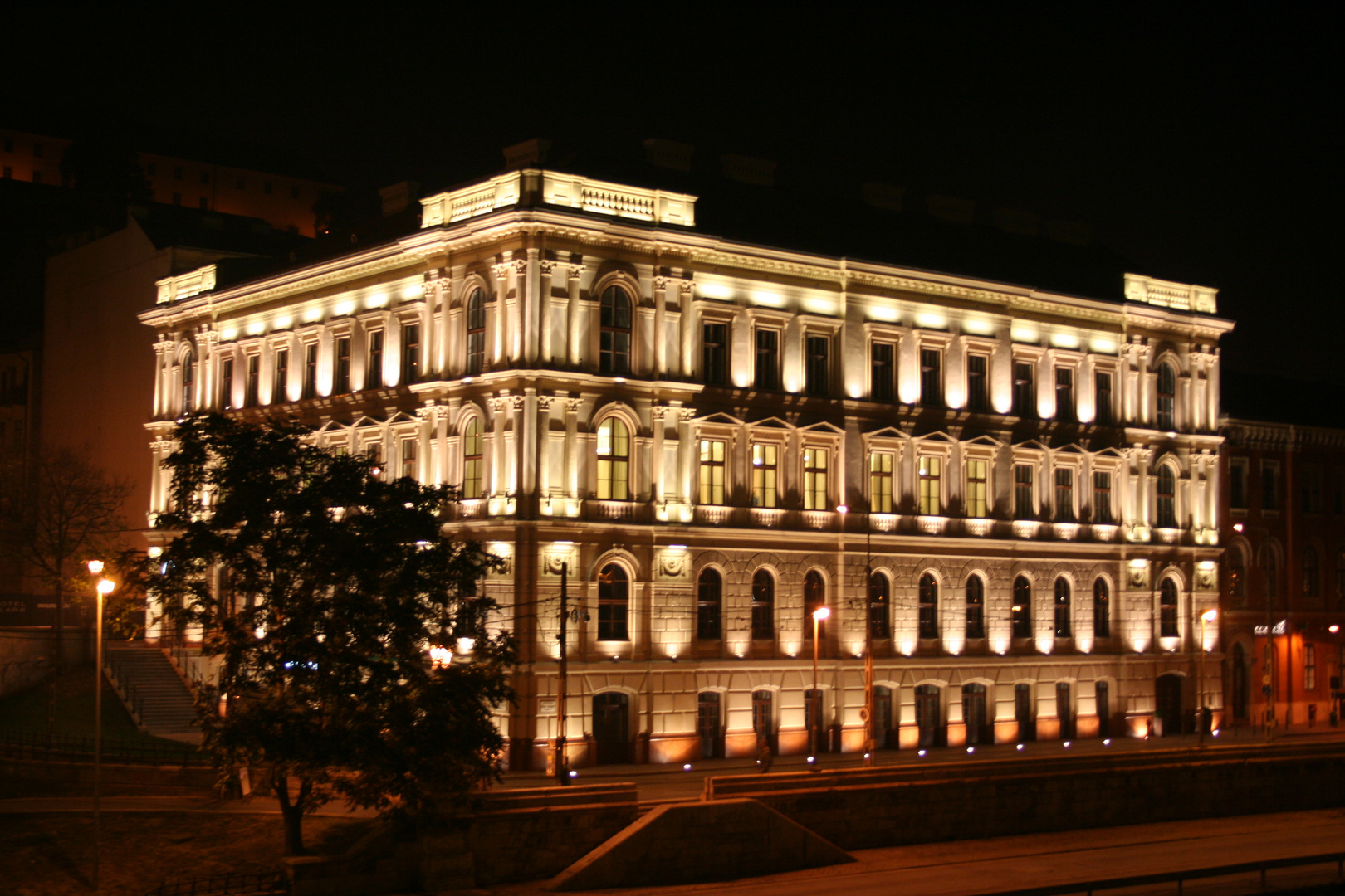 Beleuchtetes Gebäude in Budapest