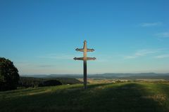 Beleuchtetes Kreuz am Abend