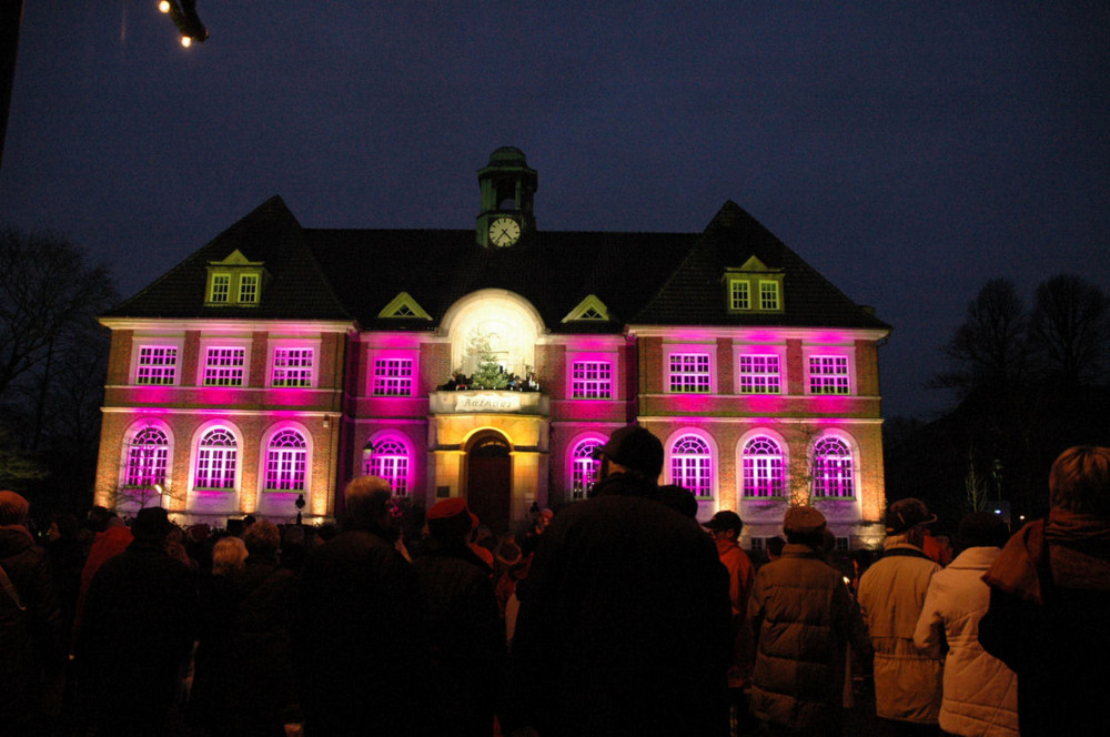 beleuchtetes Rathaus