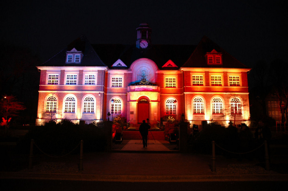 beleuchtetes Rathaus