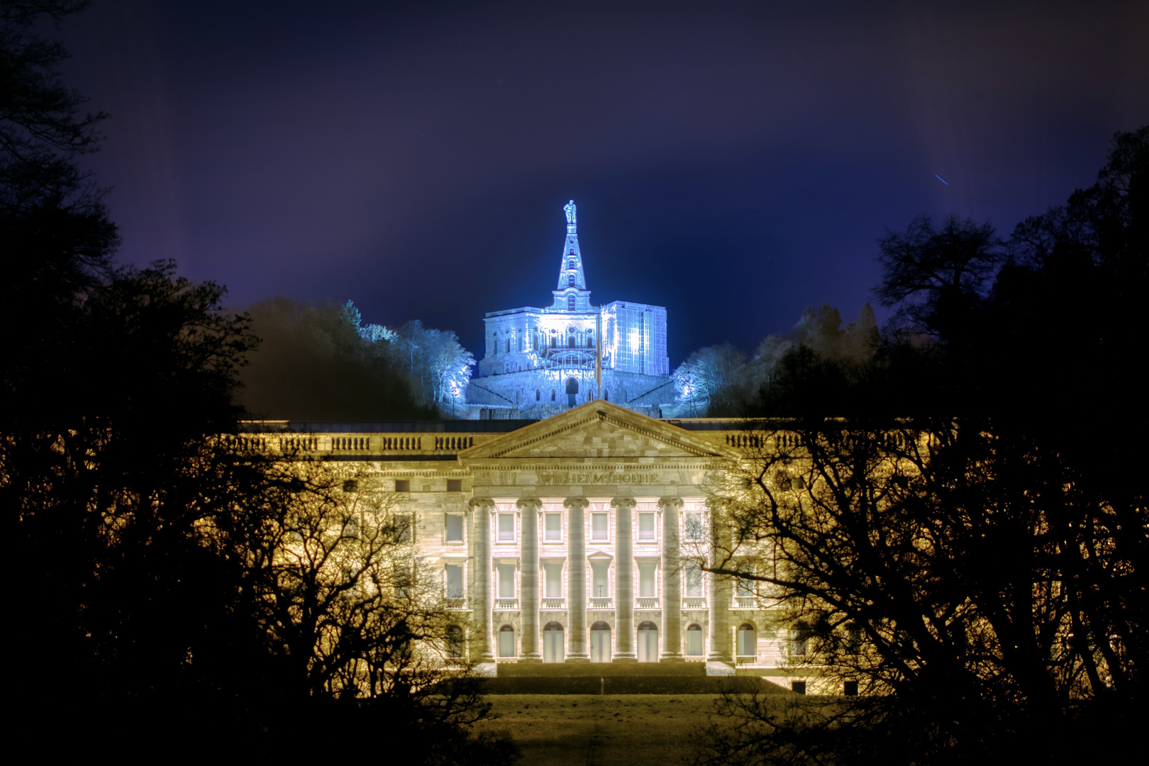 Beleuchtetes Schloss Wilhelmshöhe mit dem Herkules.