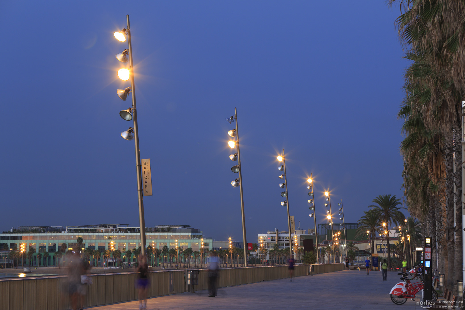 Beleuchtung an der Strandpromenade