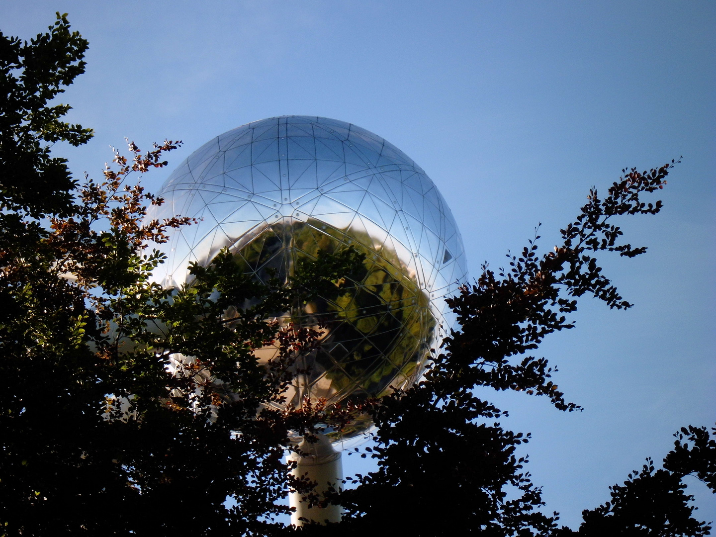 Belgien, Brüssel, Atomium, Kugel über Bäume, August 2012