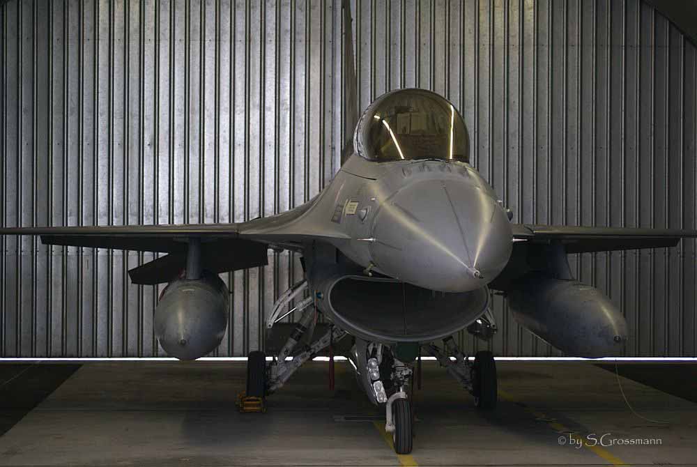 Belgier F16 im Hangar " Meiringen 07"