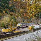 Belgische Bahn begegnet Bagger und Baucontainer