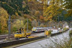 Belgische Bahn begegnet Bagger und Baucontainer