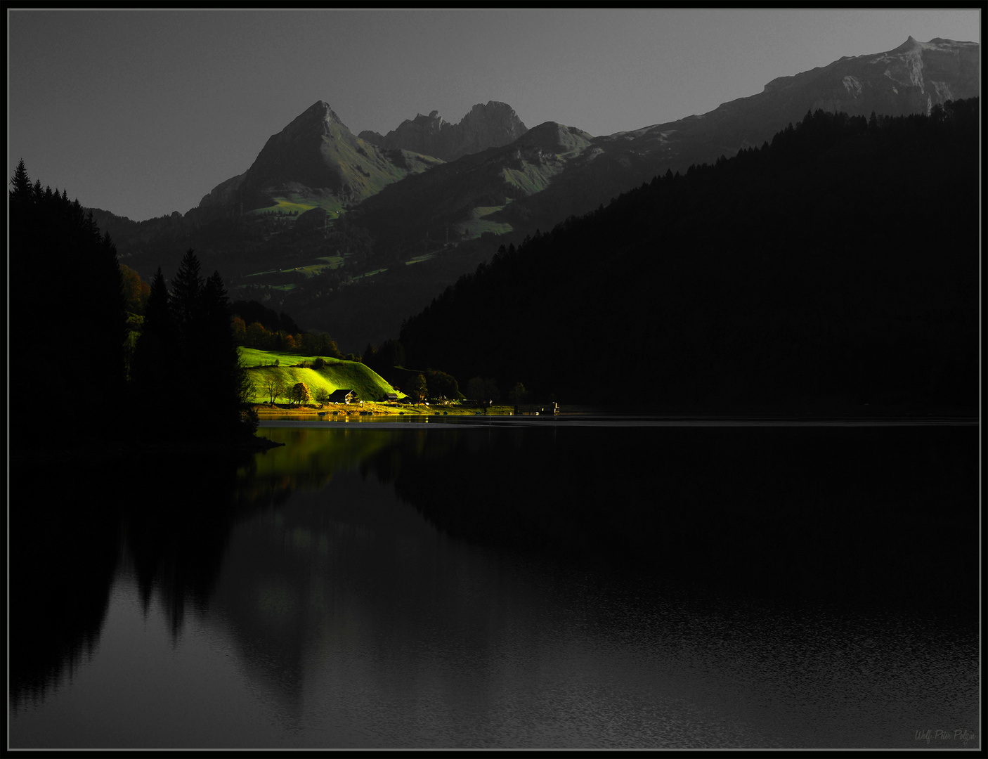 Belichtet: Klöntaler See, Kanton Glarus, Schweiz