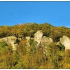 Beliebte Kletterfelsen auf dem Berg über dem Stausee