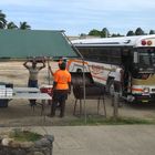 Belize-City Grill mit Bus