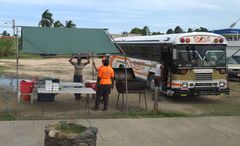 Belize-City Grill mit Bus