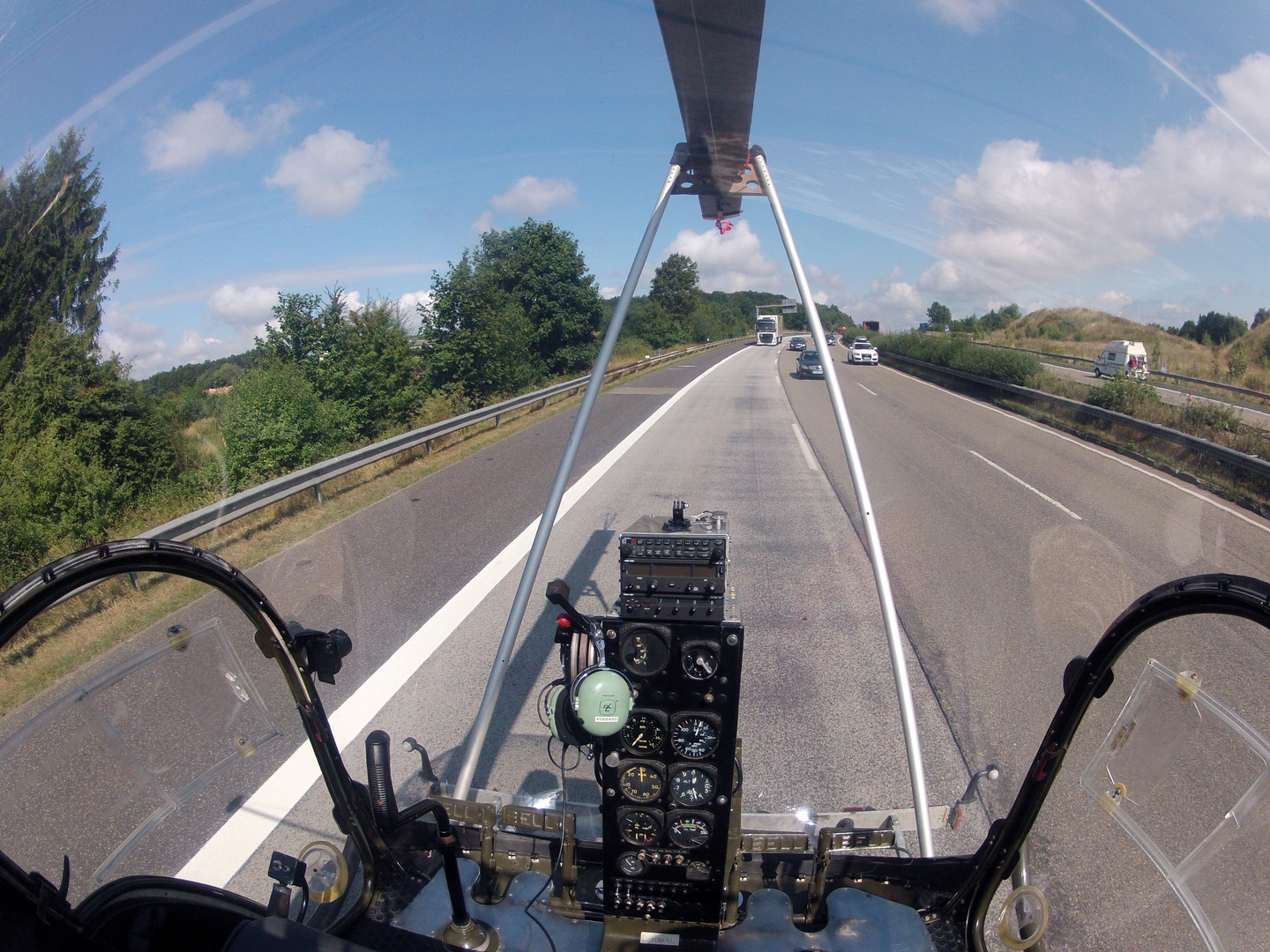 Bell 47 auf der Autobahn