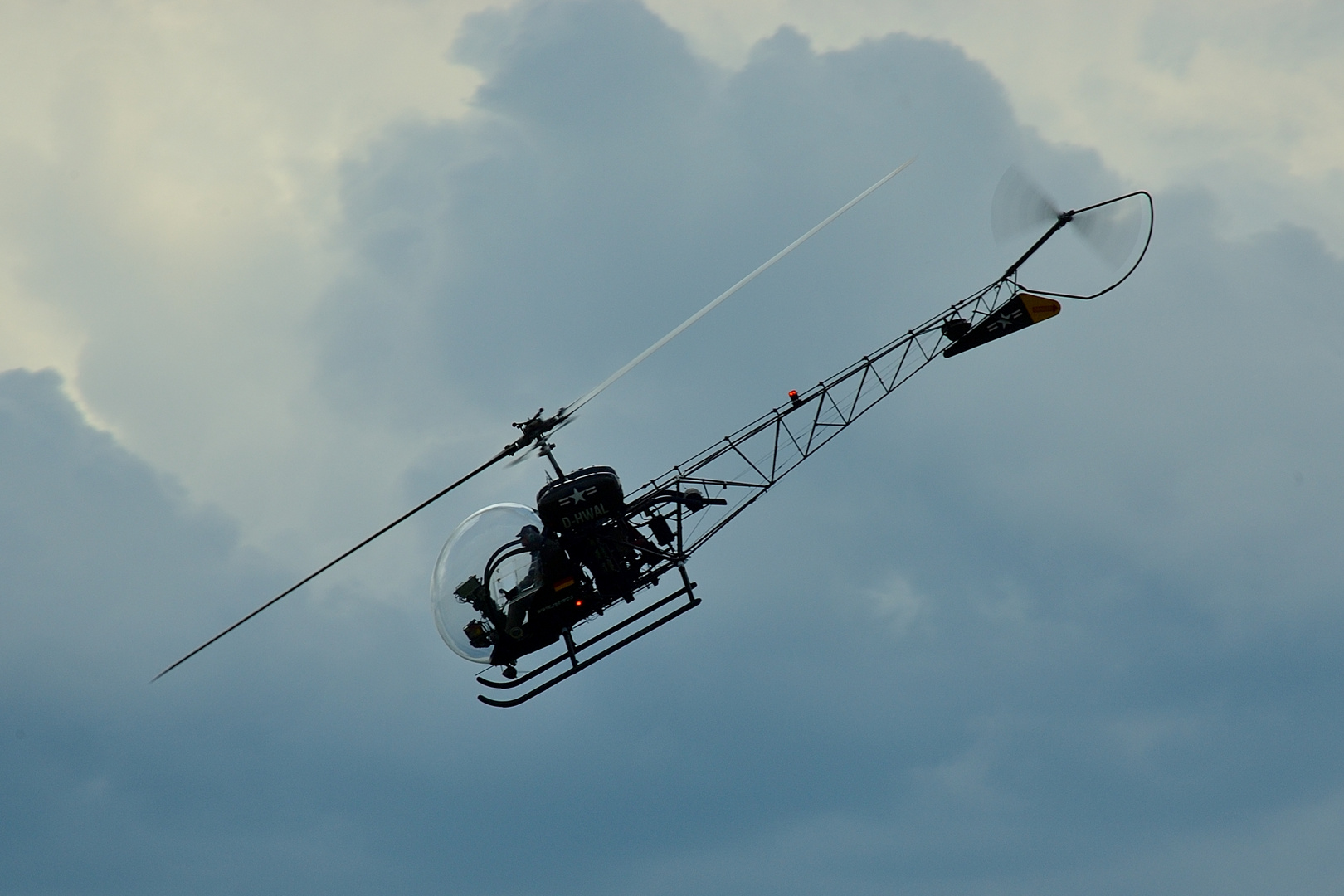 Bell 47 vor Gewitter
