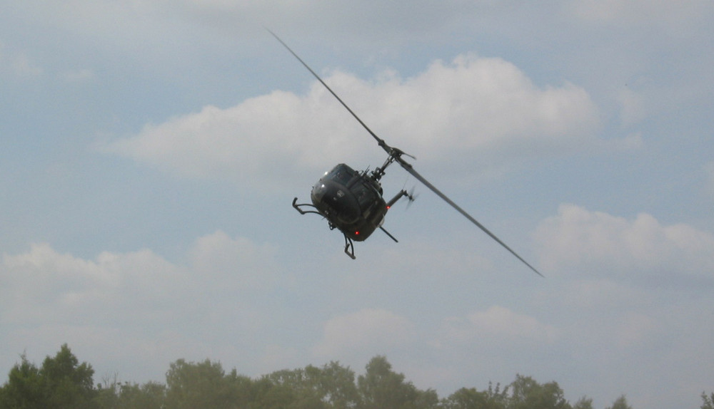 Bell UH 1D im Überflug