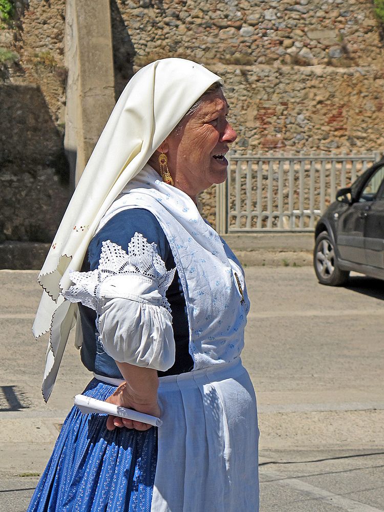 Bella Sardegna - Sardin in traditioneller Tracht / Una sarda vestita alla tradizione (1)