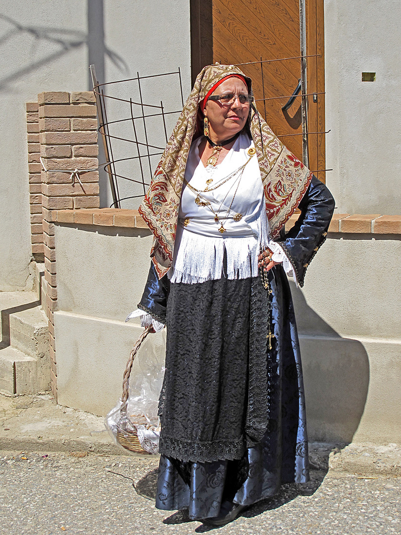 Bella Sardegna - Sardin in traditioneller Tracht / Una sarda vestita alla tradizione (3)