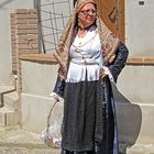 Bella Sardegna - Sardin in traditioneller Tracht / Una sarda vestita alla tradizione (3)