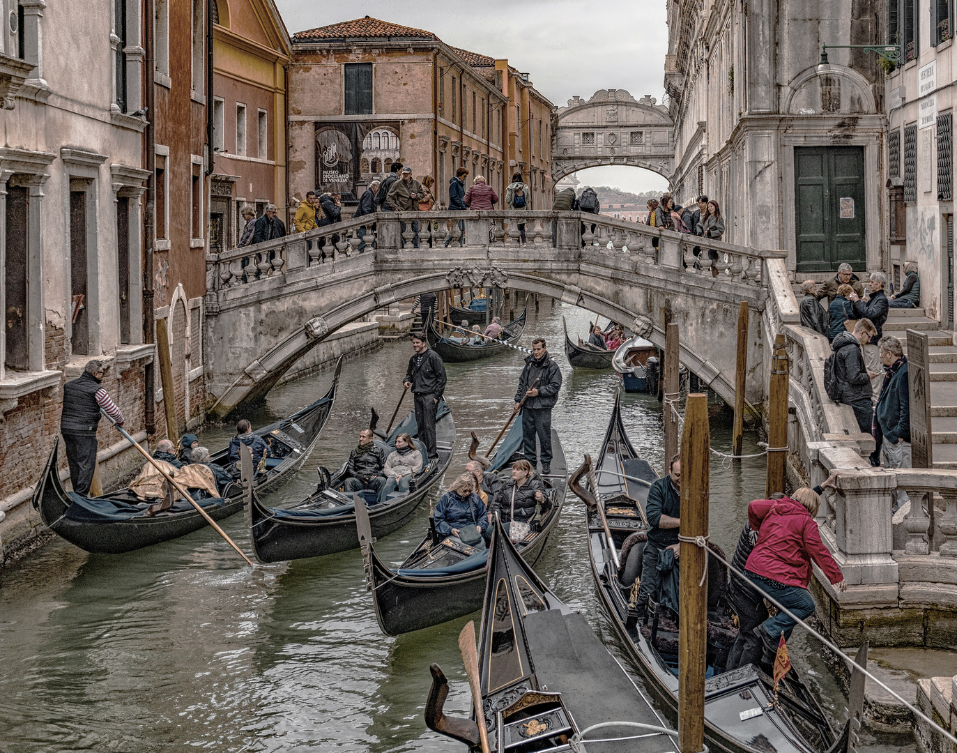 Bella Venezia: Unromantisches Gondel-Getümmel vor der Seufzerbrücke