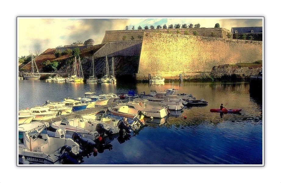 Belle-Ile Les murs de la citadelle et le port de plaisance