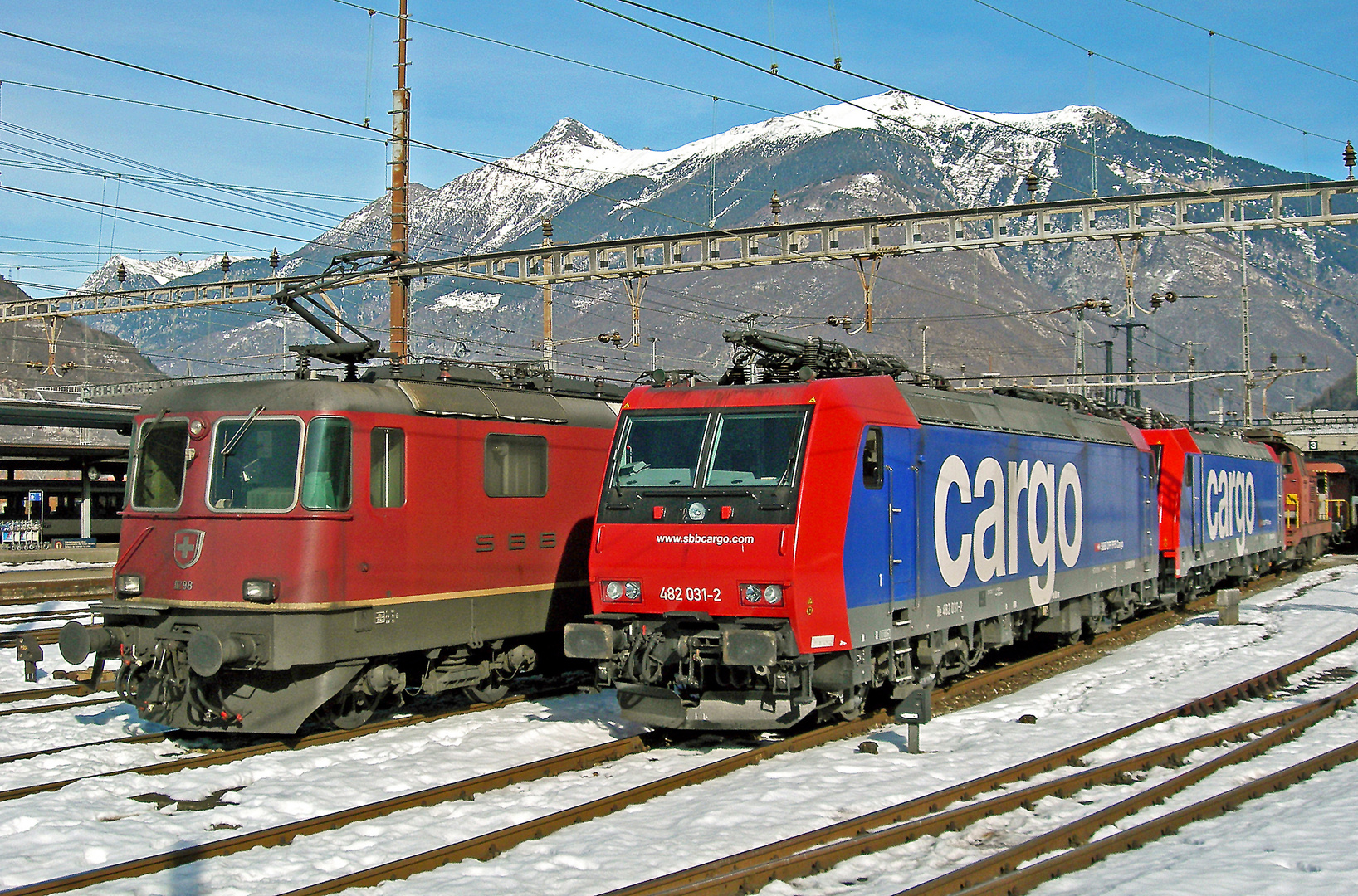 Bellinzona 31.1.2006  Zwei Lokomotiven bereit zur Abfahrt Richtung Süden ( Italien )