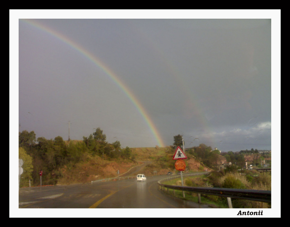 Bello Arco Iris de primavera