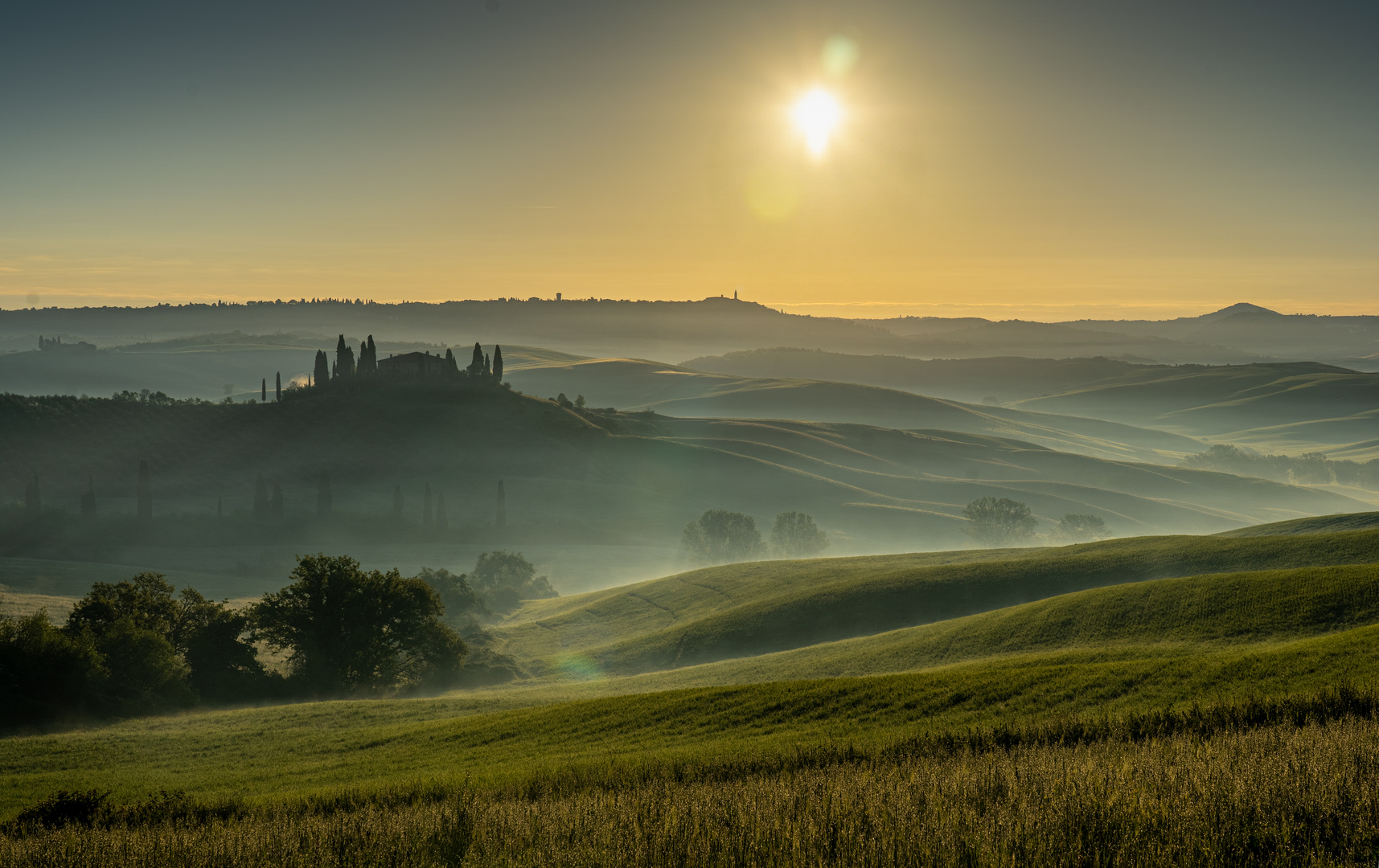 Belvedere in der Toskana kurz nach Sonnenaufgang