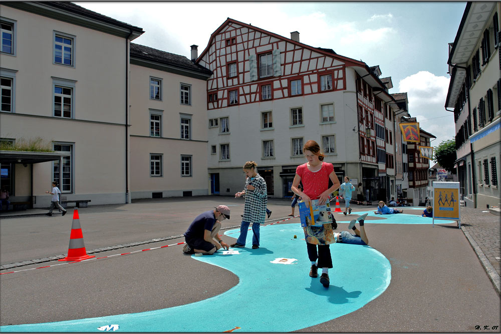 Bemalte Straße in Wil im KT.SG CH - Ein Symbol des Lebensflusses ?