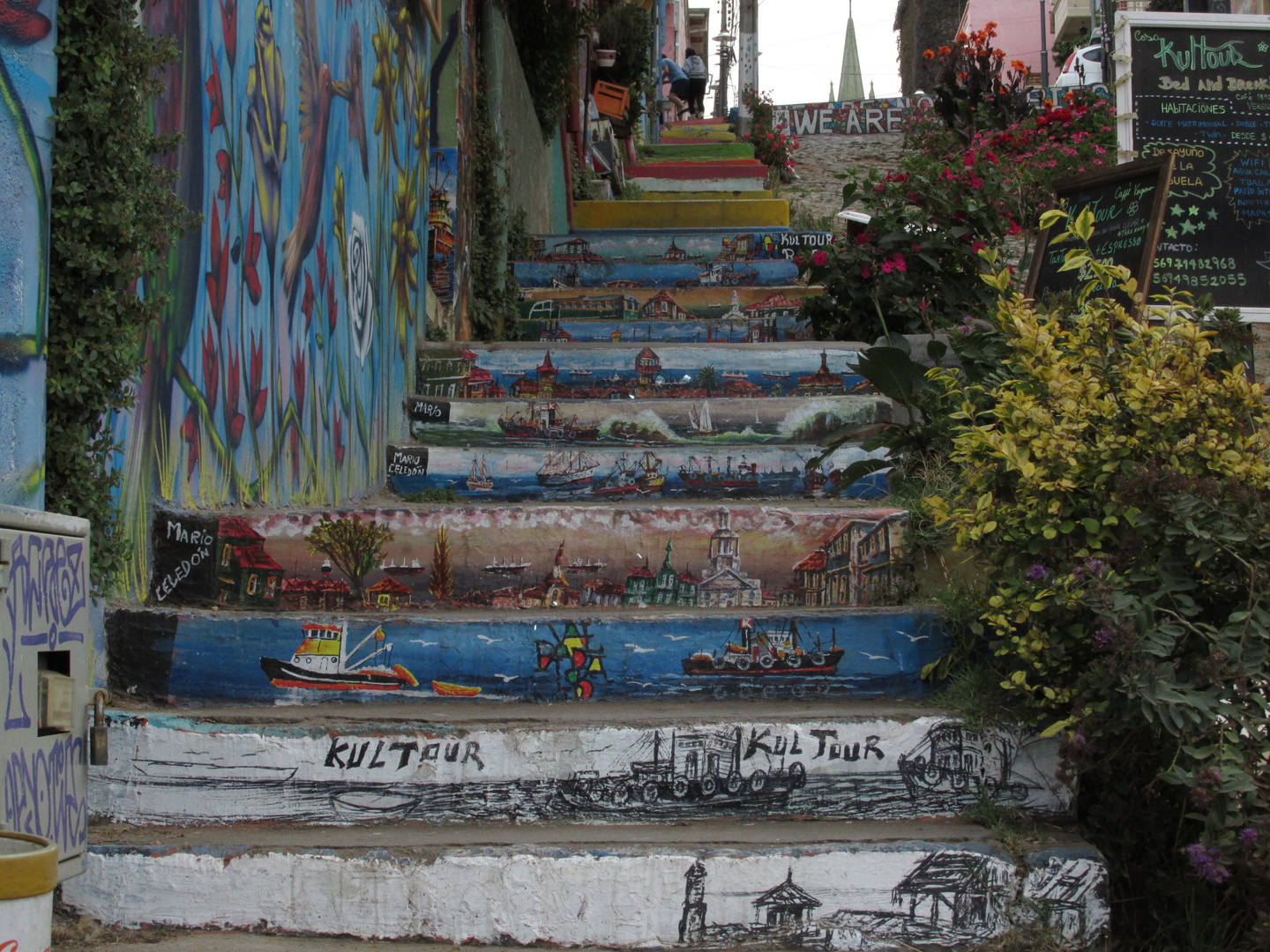 Bemalte Treppenstufen in Valparaiso (Chile)