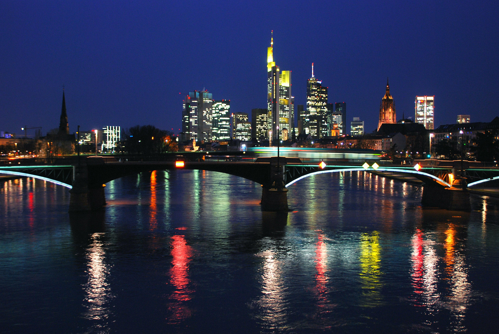 Bembel-Town (= Frankfurt am Main) zur "blauen Stunde"