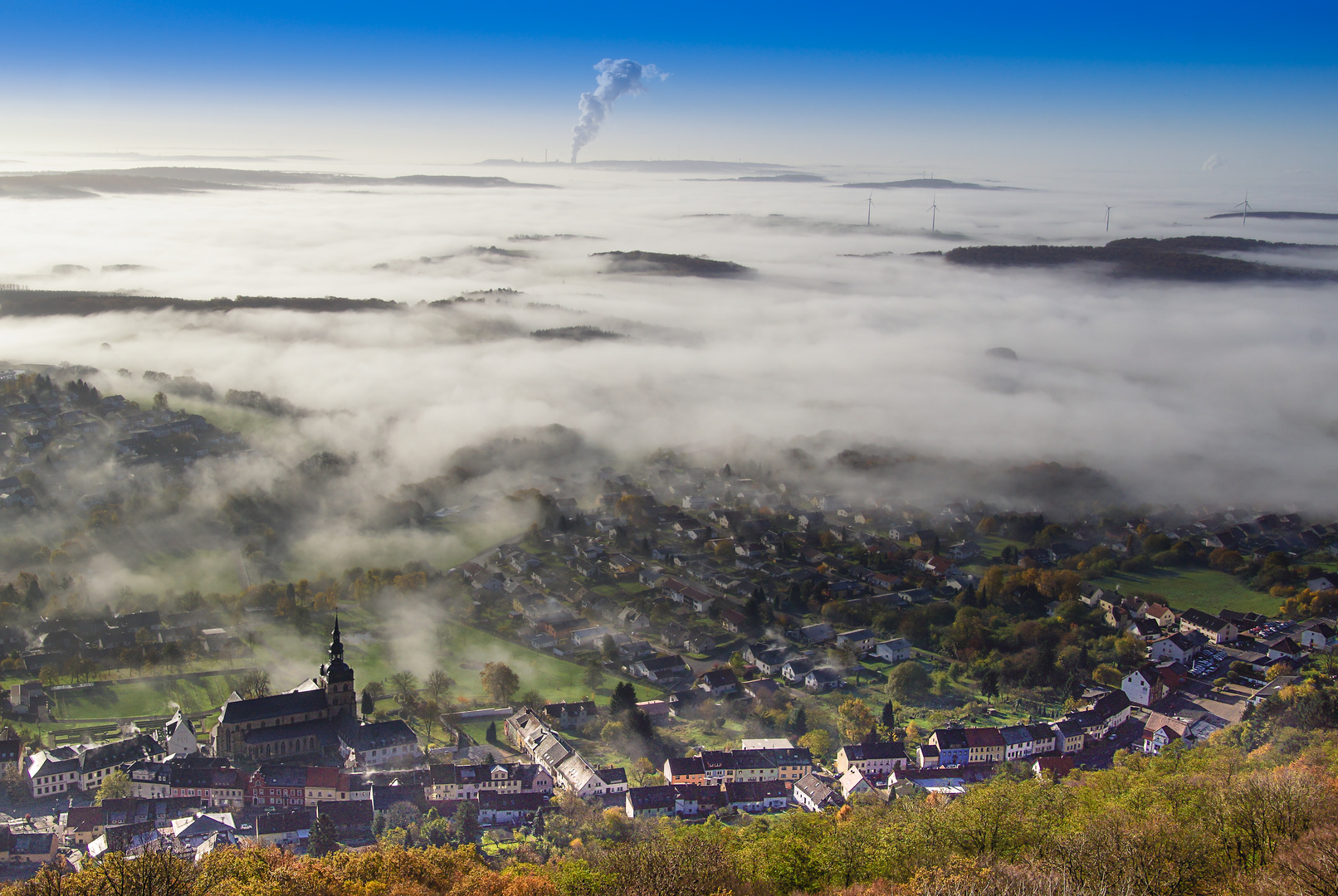 Benediktinerabtei Tholey im Morgennebel